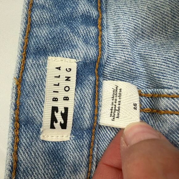 Billabong Women's Faded Denim Wash How Bout That Denim Shorts Size 26 - Picture 4 of 8